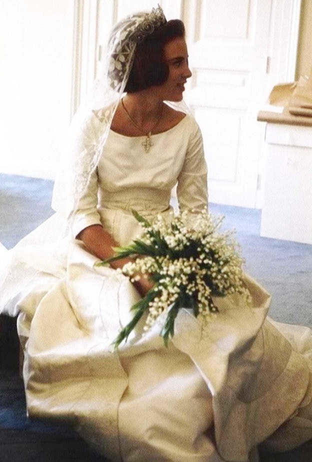 ما قصة فستان الزفاف الذي ارتدته ملكة واختفى لعقود (وما مصيره الآن؟)