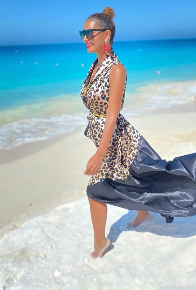 مي سليم بفستان تايغر يناسب الشواطئ