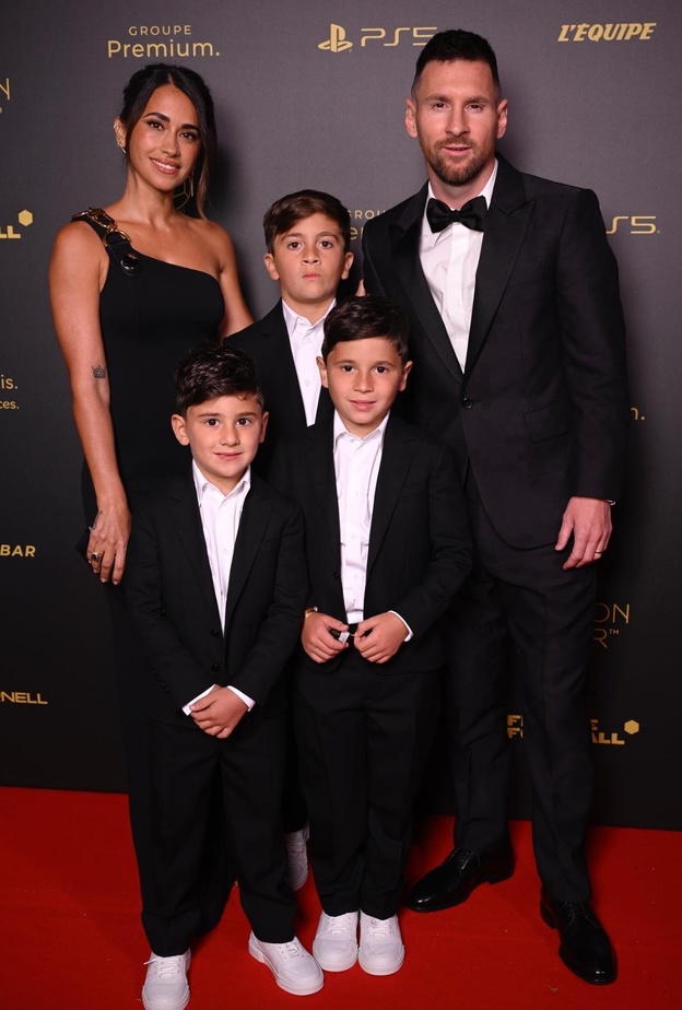 ميسي وزوجته انتونيلا يتألقان بمجوهرات من تيفاني اند كو ولويس فيتون خلال الحفل السنوي الـ67 لجائزة الكرة الذهبية