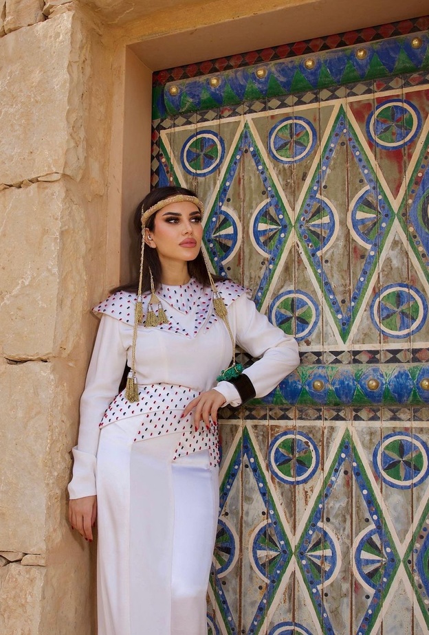 نجود الرميحي بغطاء للرأس