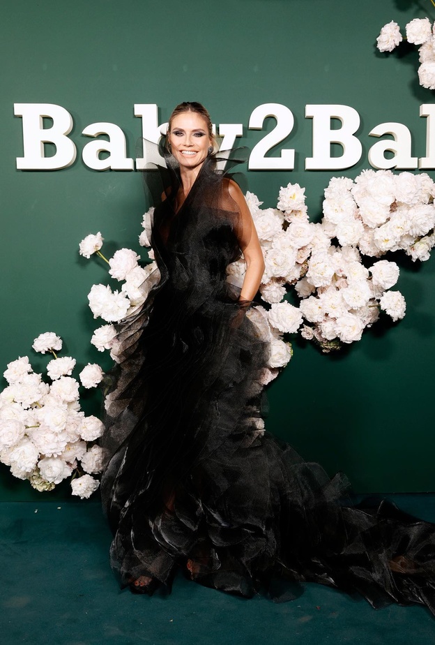 عاشقات الموضة يتنافسن بفساتين سهرة يغلب عليها الألوان الداكنة في حفل "Baby2Baby"..