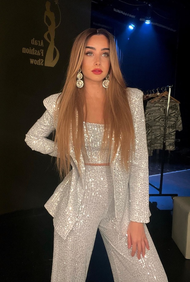 هنا الزاهد بإطلالة براقة