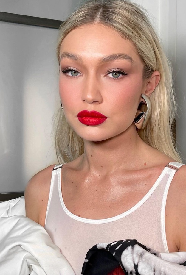 ألوان أحمر الشفاه المخملي القوي تجذب إهتمام النجمات العالميات