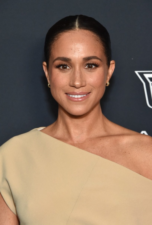 اطلالة ميغان ماركل بصيحة الهايلايتر البرونزي