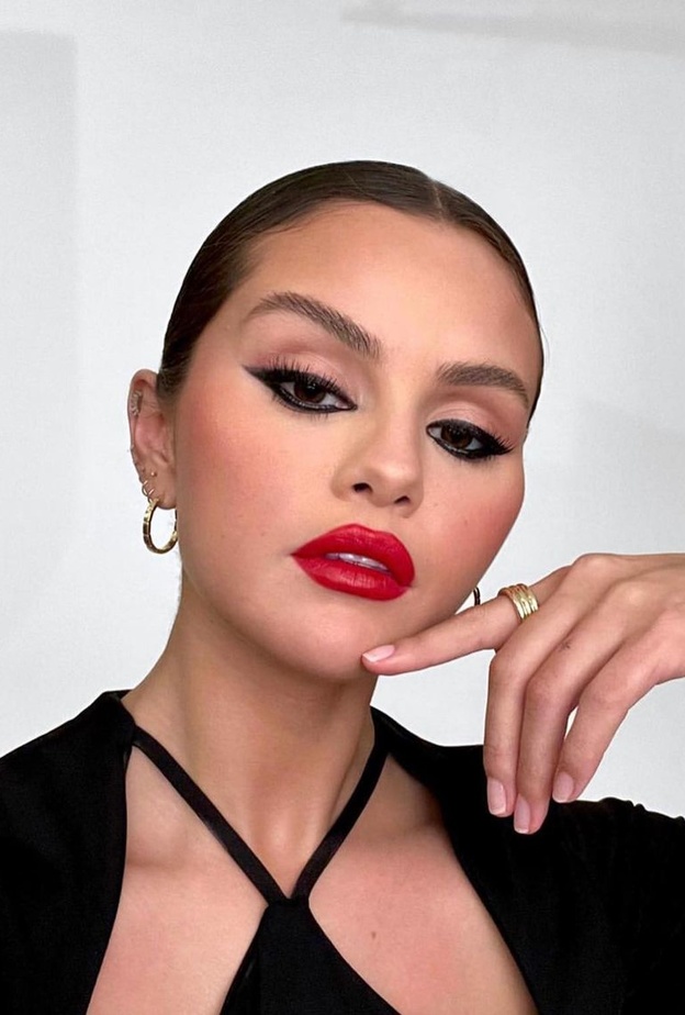 ألوان أحمر شفاه حمراء لإطلالات الشتاء