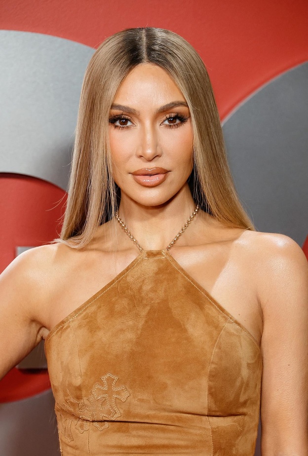 إطلالة كيم كارداشيان ترسّخ قواعد جمالية جديدة