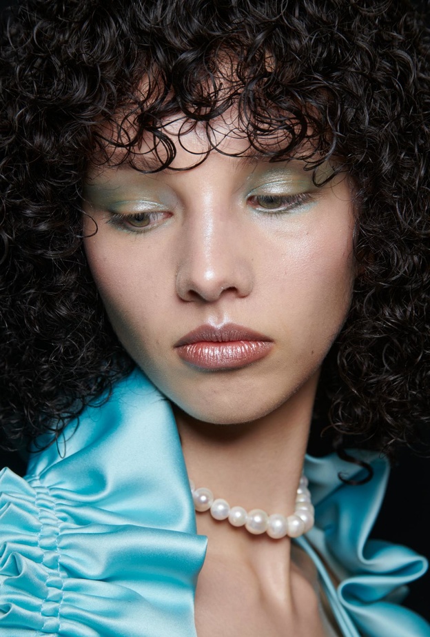 التحرّر من الظلال التقليدية في الشتاء.. ألوان ورسمات مكياج تجدّد إطلالاتك اليومية