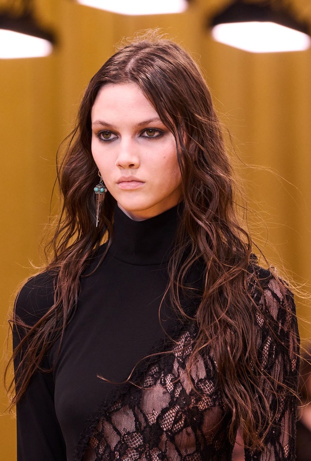 صيحات لون الشعر البني بتدرجات الشوكولا على طريقة دار Roberto Cavalli