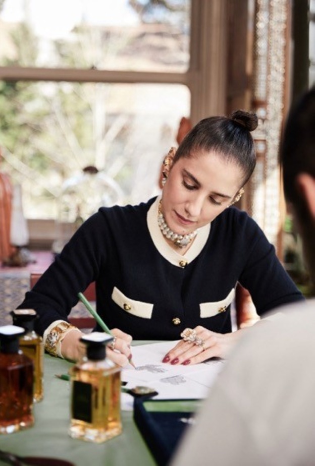 مصممة المجوهرات بيجوم خان