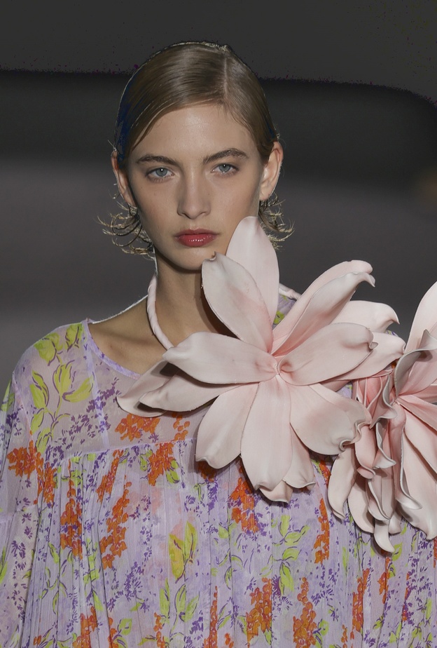 استقبلي موسم الأعياد المقبل بنفحات متجددة وأنثوية مع خياراتنا من أجدد العطور