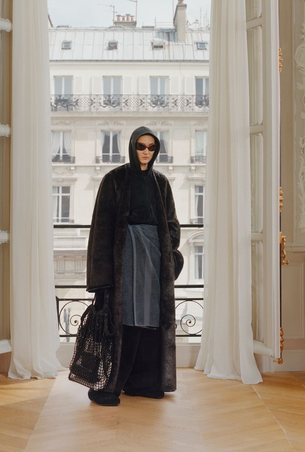 تنورة Balenciaga "المنشفة" تثير الجدل بتصميمها وسعرها