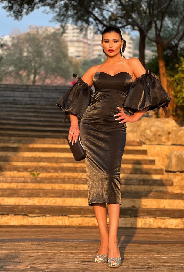 اختيارات نادين الراسي لإطلالاتها دائمًا ملهمة للمرأة فوق الثلاثين.. إليك نظرة على أجمل أزيائها 