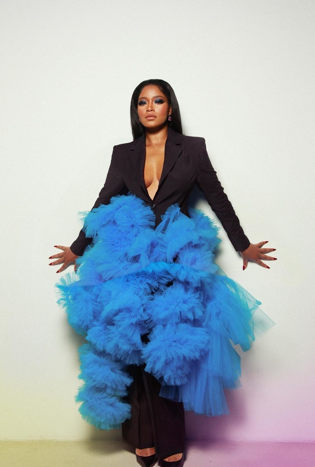 الأزياء الكلاسيكية تكمل أناقة كيكي بالمر في المناسبات الاستثنائية ولمساتها العصرية تزيدها بريقًا وجمالًا