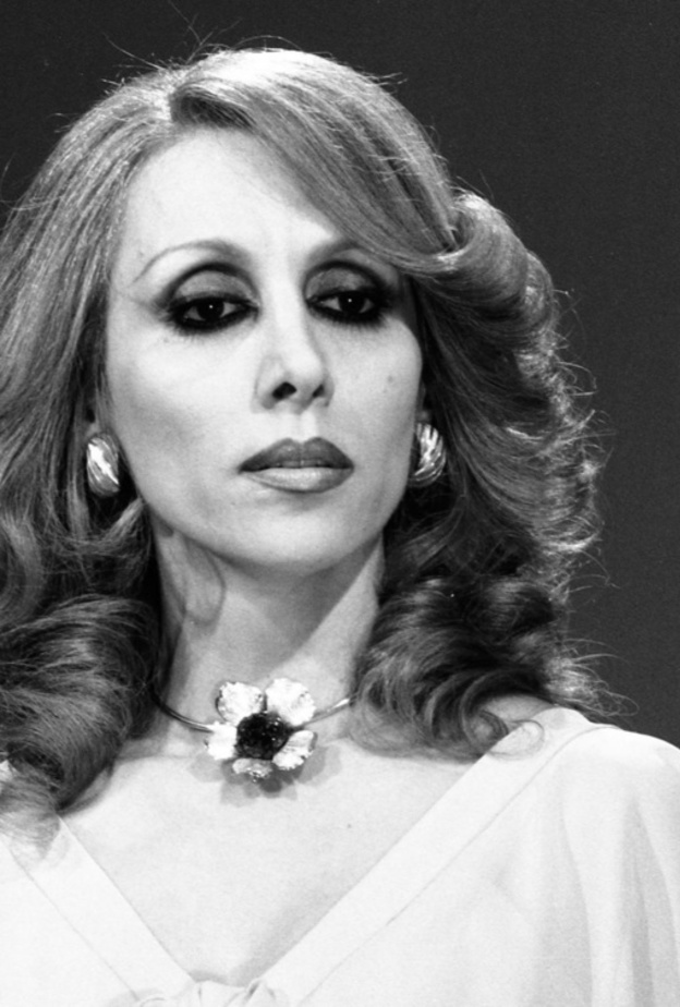 المكياج السموكي وتسريحات الشعر الكلاسيكية يطبعان إطلالات الفنانة فيروز في مشوارها الفني.. بالصور