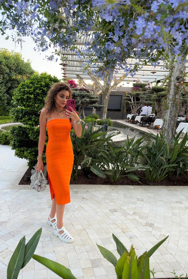 إطلالات سمر دادكر أصبحت أكثر انطلاقًا وحيوية بعد زواجها من النجم التركي أزوجان دينيز..جولة داخل خزانتها 