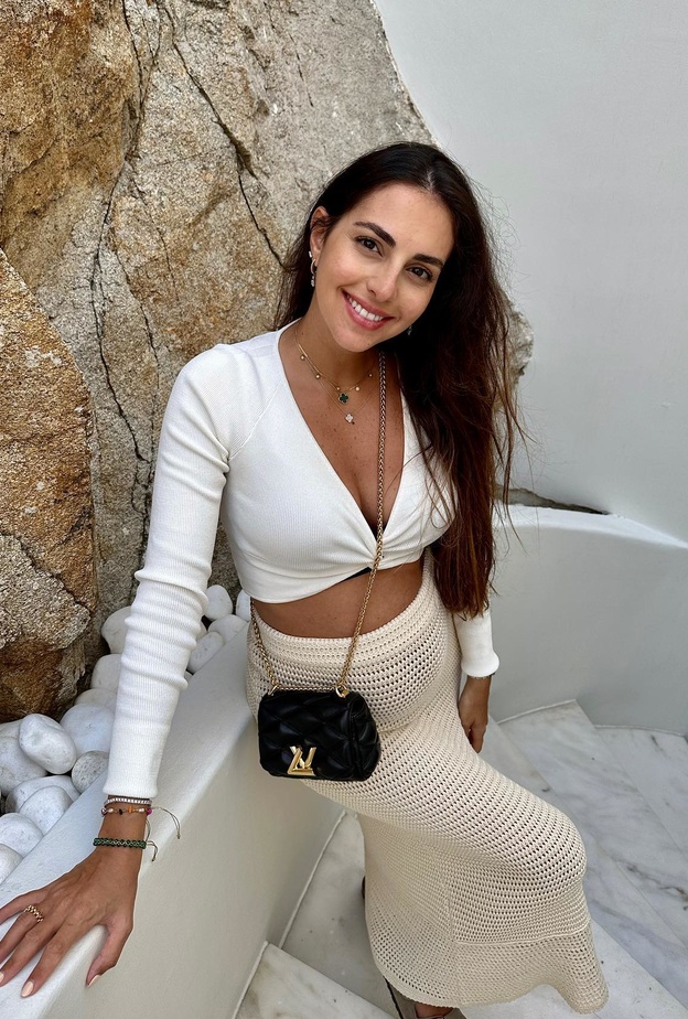 لا تهملي أناقتك أثناء الحمل واختاري إطلالاتك بأسلوب فاليري أبو شقرا 