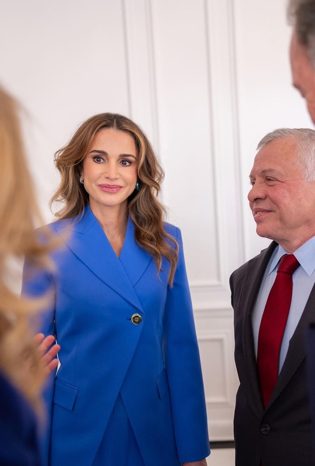 الملكة رانيا بإطلالة لافتة ببدلة باللّون الأزرق النيلي 