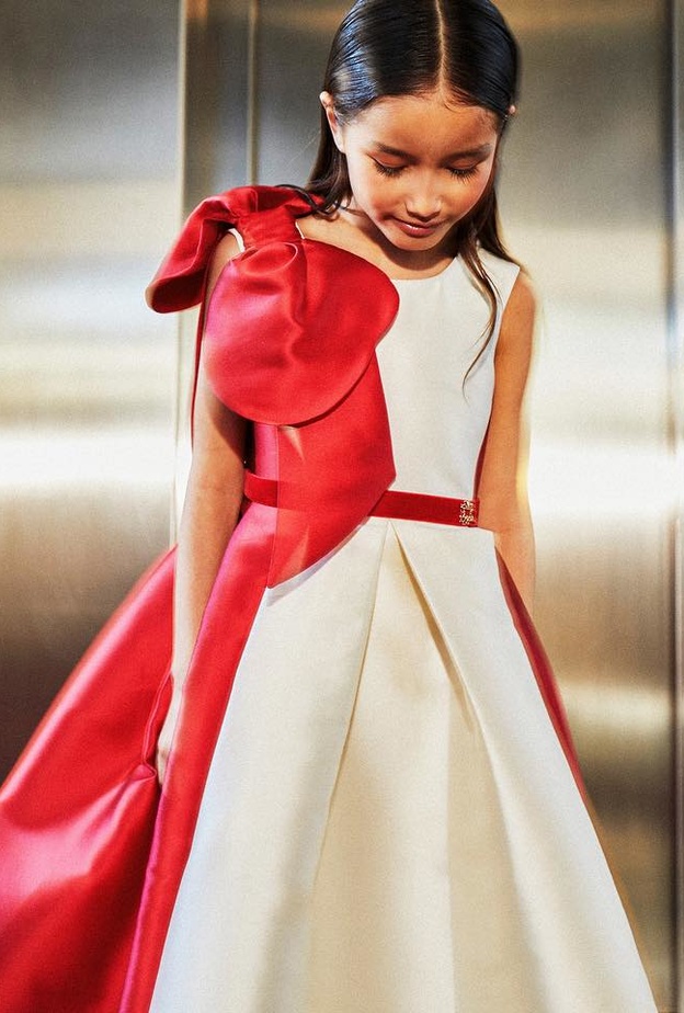 اهتمام خاص بالصغيرات في مجموعة إيلي صعب الجديدة.. تصاميم مبتكرة أم مستوحاة من فساتين سابقة؟