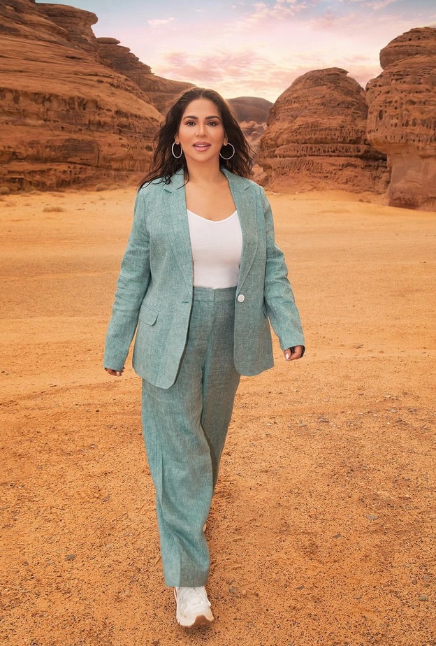 نوال الكويتية متألقة بالبدلة بظهور لافت بدت فيه أصغر سناً ..إليك جولة على إطلالاتها