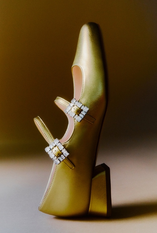 إستمتعي بالألوان مع الأحذية المُبهرة من مجموعة Roger Vivier x Mytheresa الحصرية