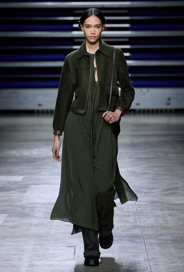 جاكيتات زيتية متجددة لإطلالة أنثوية ومبتكرة