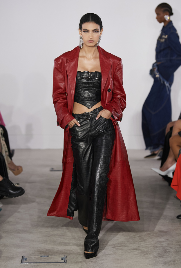 المعاطف الحمراء تليق بكافة المناسبات