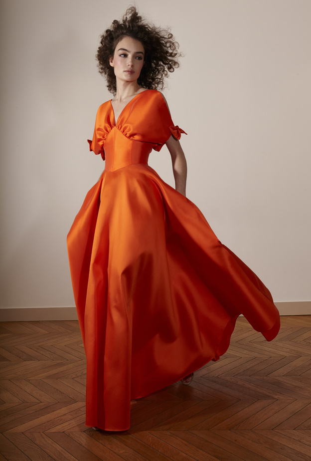 فساتين باللون المرجاني ثورة في عالم الموضة