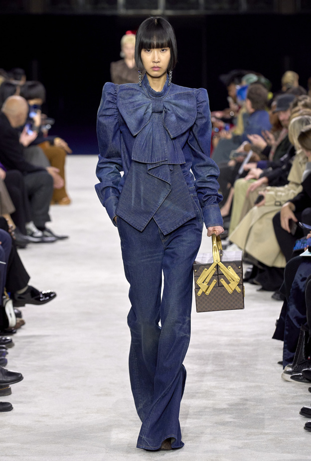 الجينز على الجينز موضة ديناميكية تظهر بقوة في موسم شتاء 2024