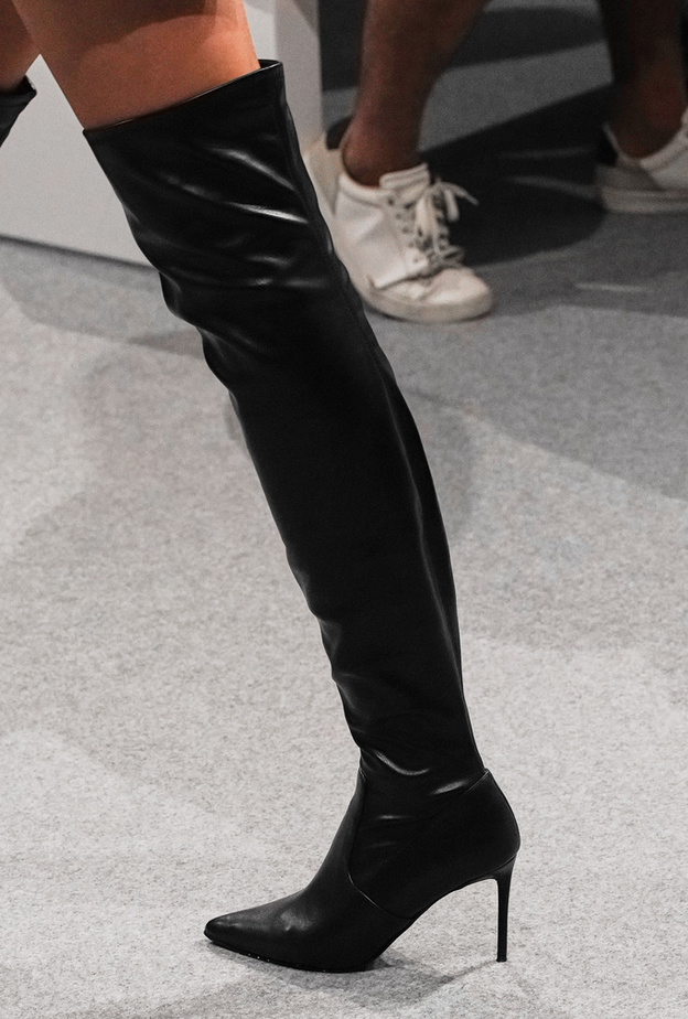 حذاء لافت بمقدمة مروصة من Blanc