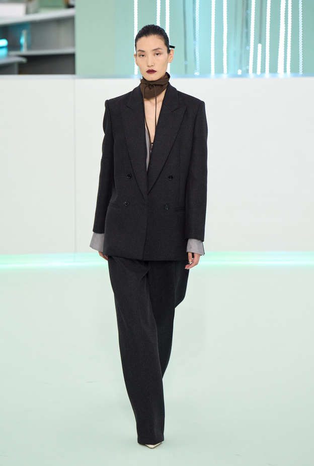 البدلات الرسمية في شتاء 2024 تعبير عن الثقة والجاذبية المطلقة 