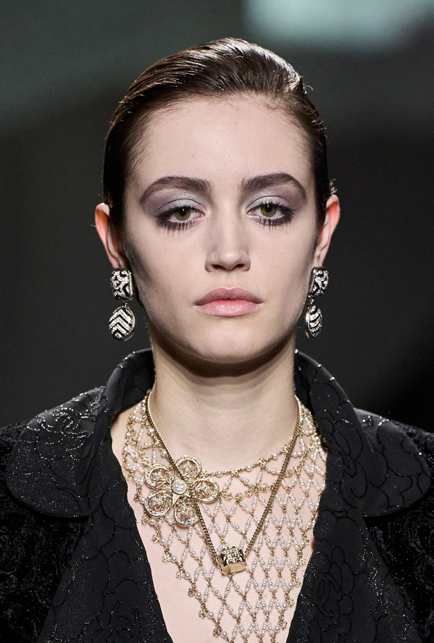 الرموش البارزة موضة الموسم