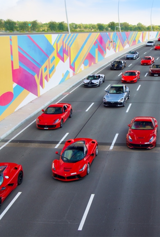 موكب سيارات يضم أكثر من 200 سيارة من دبي إلى أبوظبي