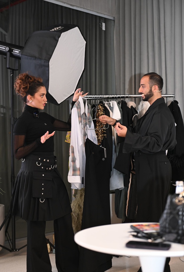 شاهدوا ستيفاني عطالله تتألق بصيحة التنورة مع البنطلون في مؤتمر "هي هب" وهذه تفاصيل إطلالتها