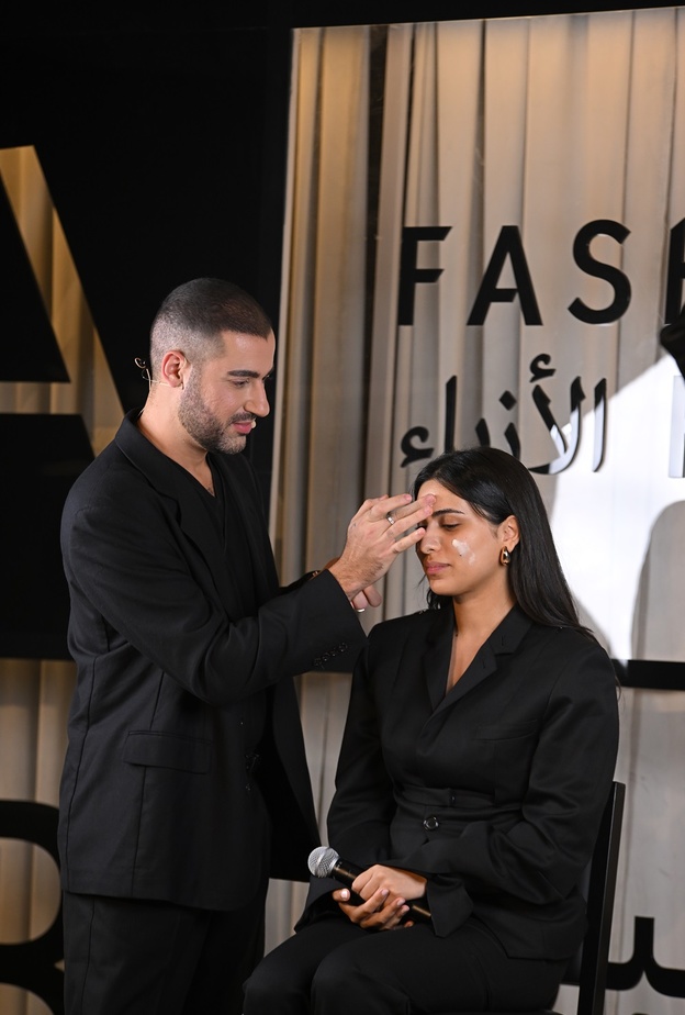 هنداش يقدّم في "هي هب" 2023 دليلا مفصلا عن فن إشراقة البشرة 