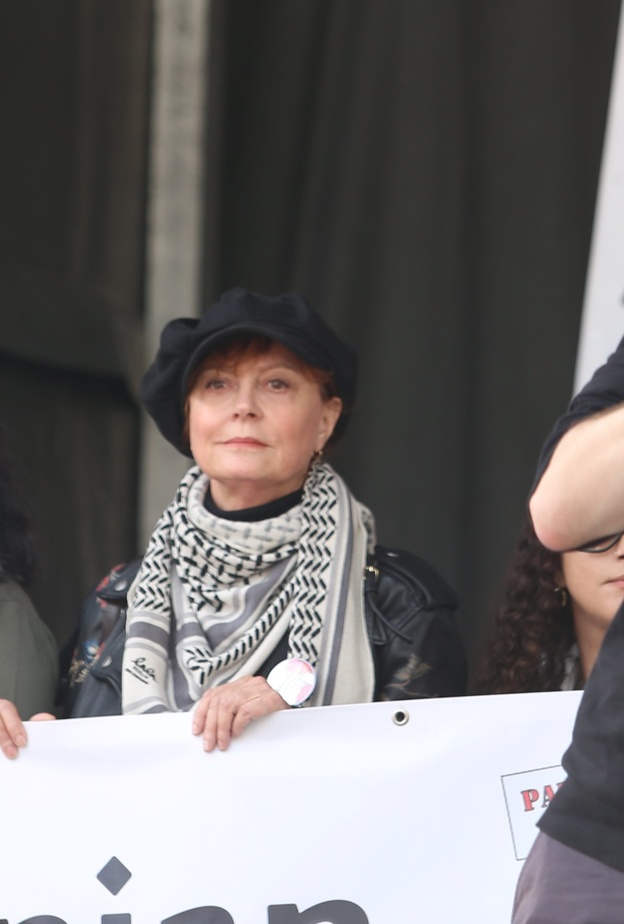 بالكوفية الفلسطينية والمشاركة بالتظاهرات والدعوة لمشاهدة أفلام تدعم القضية.. سوزان سارندون النجمة العالمية الأكثر مساندة لأهل غزة