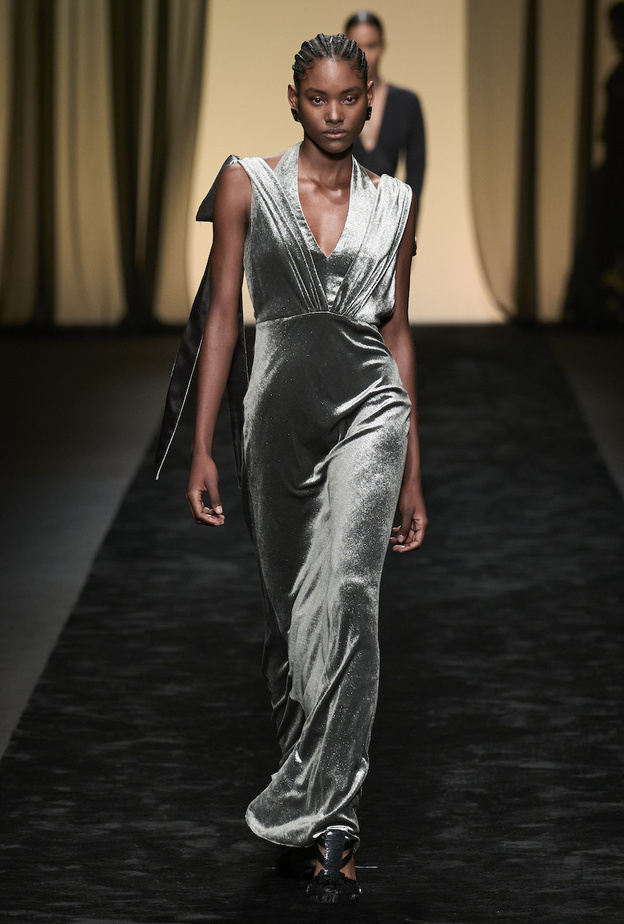 سحر الفساتين المخملية يسيطر على منصات عروض خريف 2023