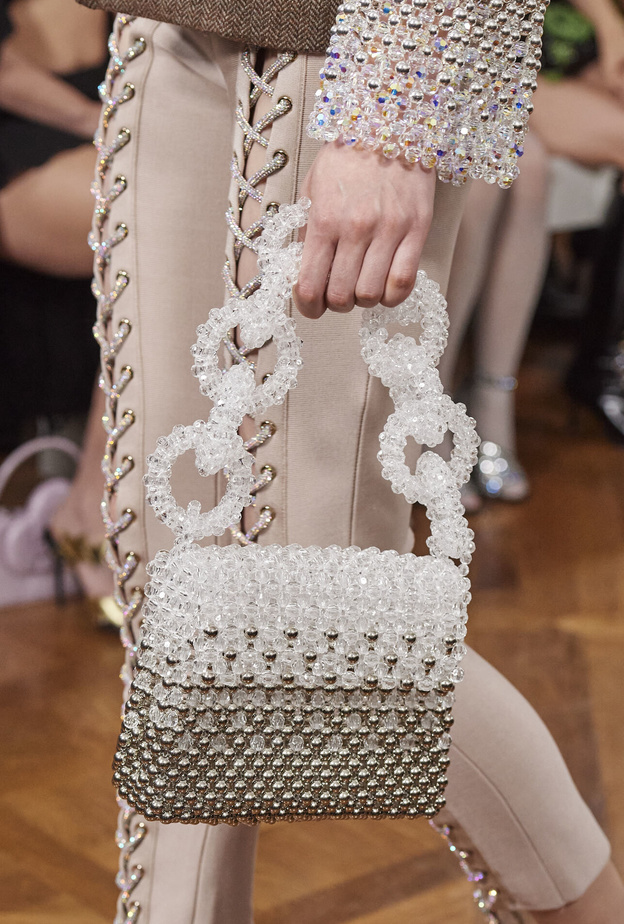 موضة حقائب اليد العصرية مع السلاسل العريضة