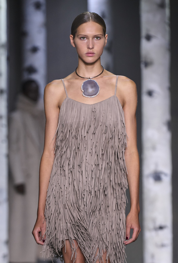 4 إطلالات مختلفة لارتداء القلادة المناسبة لتكوني أكثر جاذبية وجمالاً 