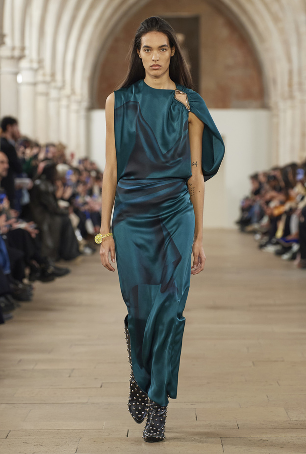 موضة اللون الأزرق البترولي تسيطر على إطلالاتك اليومية