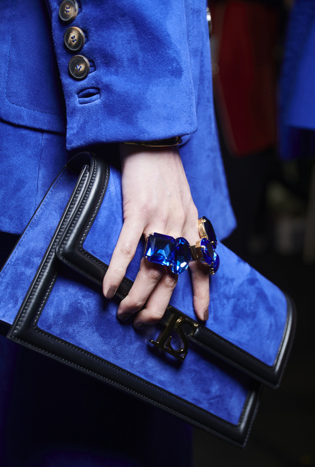 موضة الحقائب المخملية إختيارك الأساسي في الشتاء