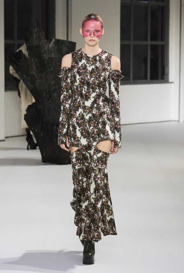 الأكمام المفتوحة عند الأكتاف تمنح إطلالتك الكثير من الأناقة!