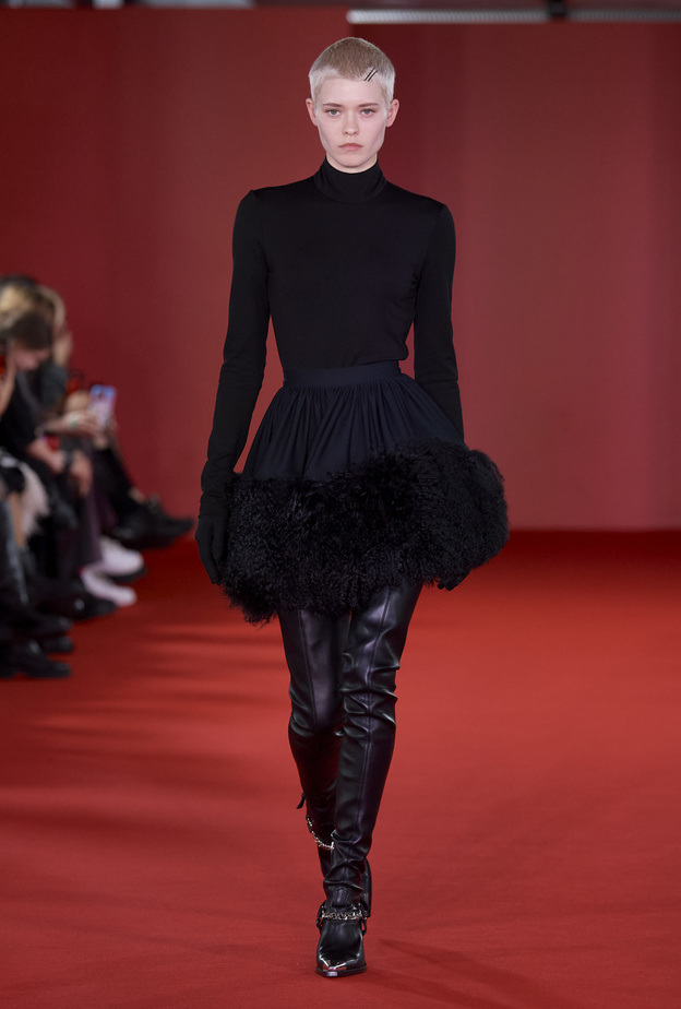 الليجن الجلد يتربع على عرش موضة الشتاء