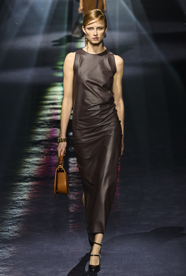 الفستان البني خيار مثالي لإطلالة الشتاء الكلاسيكية بعيداً عن الألوان الأخرى!