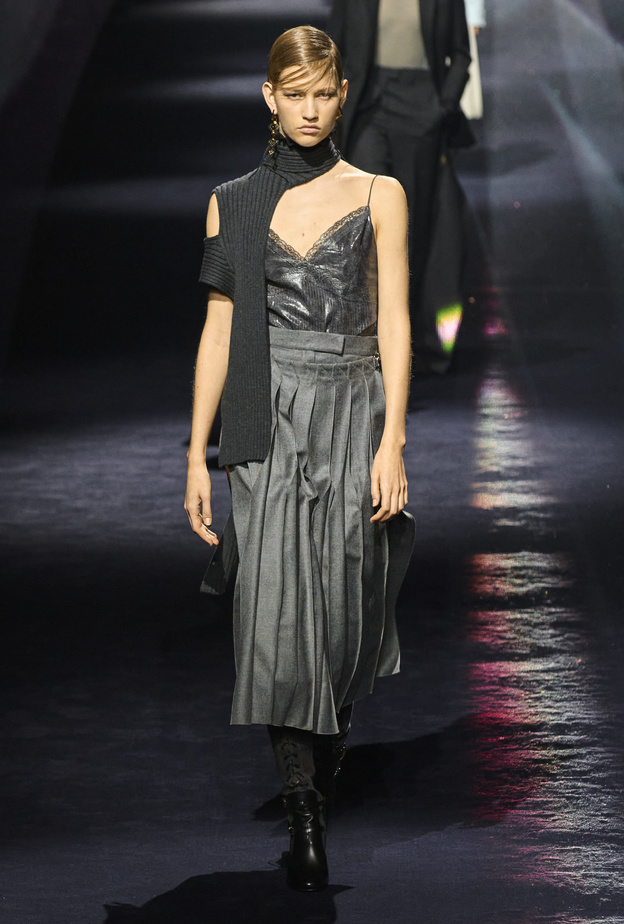 التنورة المكسرة قطعة كلاسيكية وخالدة في عالم الموضة