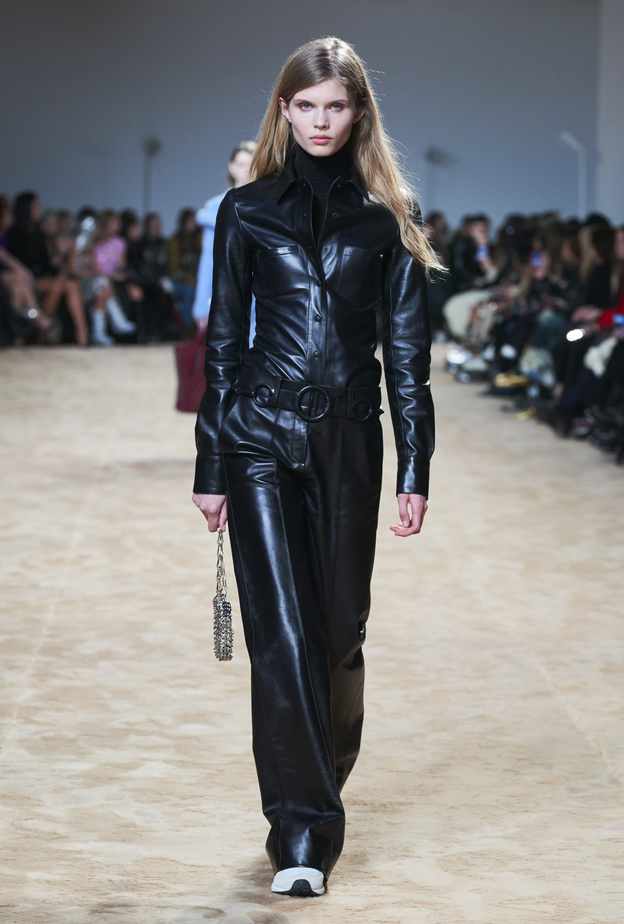  تصاميم الجمبسوت حاضرة في أزياء خريف 2023 وبقوة!