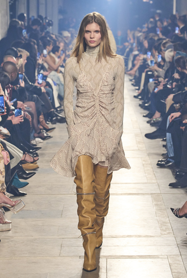 تنسيق الفساتين القصيرة مع الجزمات الصيحة المفضلة لمختلف النساء حول العالم 