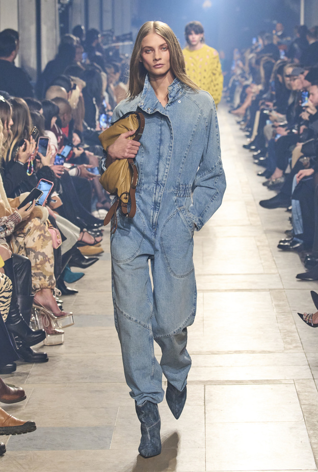 موضة الجمبسوت الشبابي بأقمشة الدينيم في الشتاء