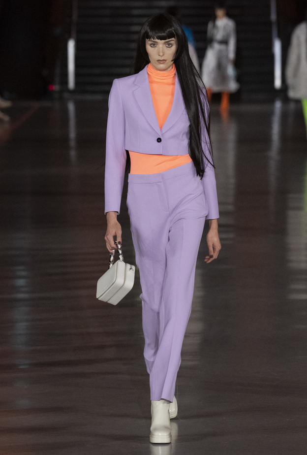 البنطلون البنفسجي الفاتح أبعد ما يكون عن الستايل الكلاسيكي