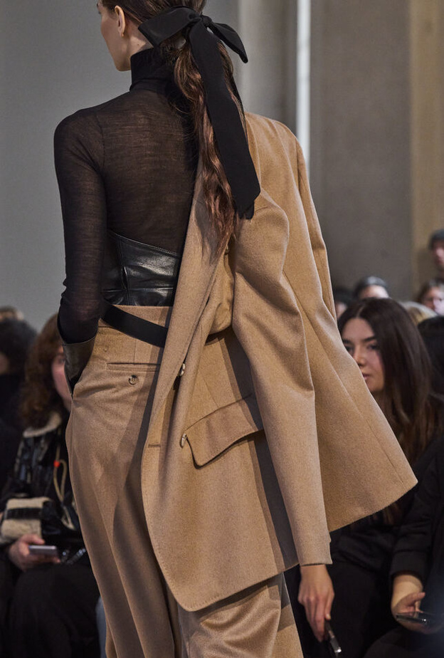 الألوان الترابية تهيمن على موضة الشتاء