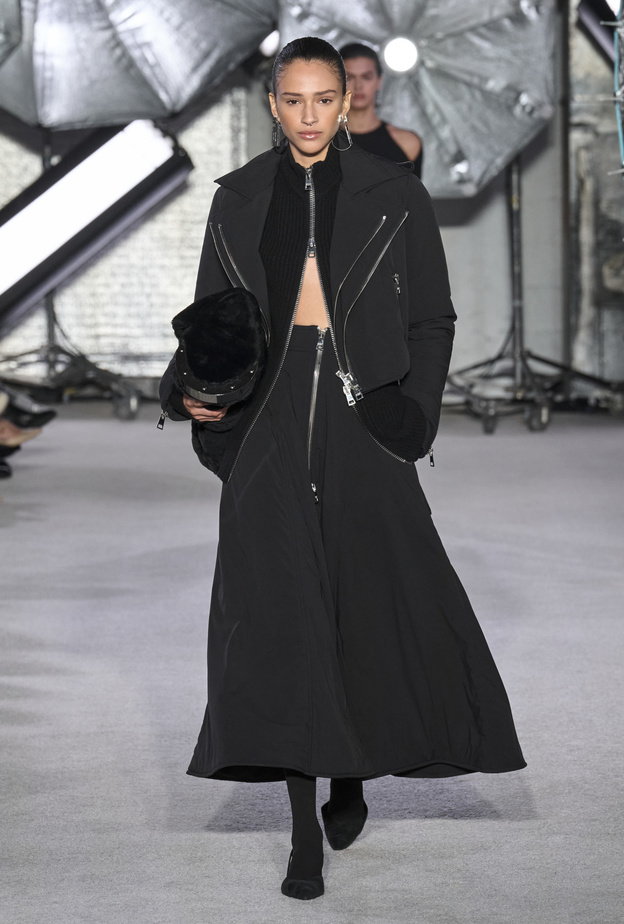 السحابات المعدنية اختراع غيّر وجه الموضة الحديثة وعاد ليكون أبرز صيحات الموضة في خريف 2023